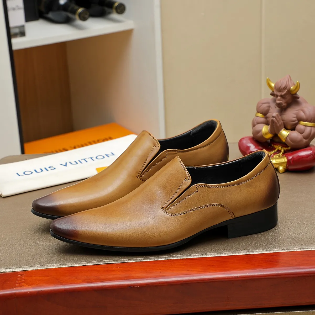Men's shoes 💰540 💰 Louis Vuitton LV ® Autumn and Winter 🆕 models 🔛Full shoe counter First layer cowhide, 🐂Leather lined casual shoes for men, super soft outsole, essential for driving. Counter synchronization Original first layer cowhide Completely 1:1 mold customization 🌹Top version, 3 colors available! Number: 38-45 (37.46. Customized)